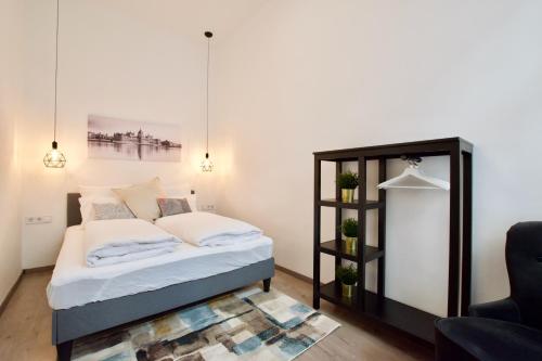 um quarto com uma cama e um armário preto em Standard Apartment by Hi5 - Rákóczi út 23 em Budapeste