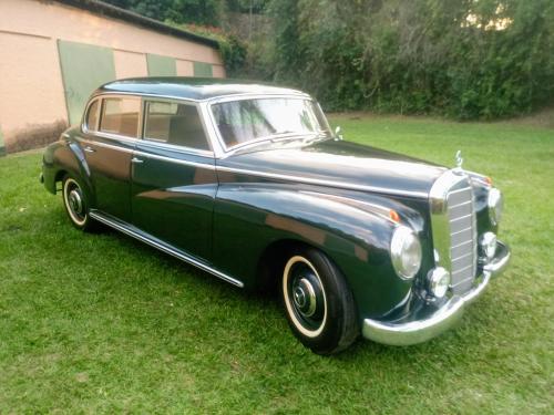 a black car parked on the grass in a yard at Fazenda Cachoeira Grande in Vassouras