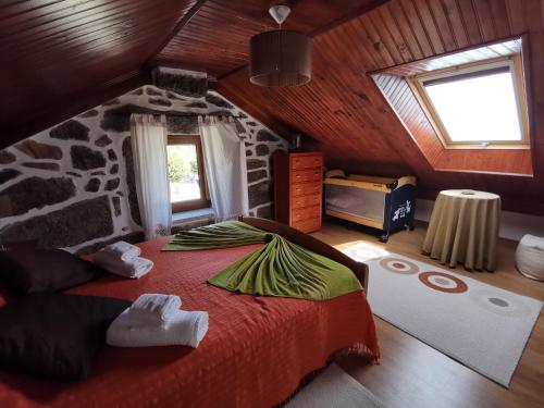 
A bed or beds in a room at Quinta da Regada do Moinho
