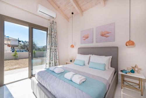 Tempat tidur dalam kamar di Zante Prime heated pool villa levanta