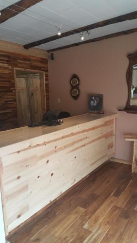 セドナにあるラ ペティー セドナのウッドフロアの客室で、大きな木製カウンターが備わります。