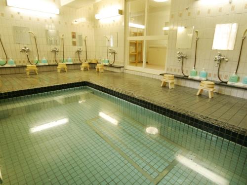 小谷村にあるホテル　サニーバレーのバスルーム(シンク、鏡付)のスイミングプールを利用できます。