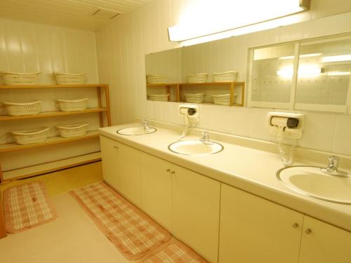 小谷村にあるホテル　サニーバレーのバスルーム(シンク2台、大きな鏡付)