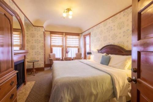 ein Schlafzimmer mit einem großen Bett in einem Zimmer in der Unterkunft Pacific Grove Inn in Pacific Grove