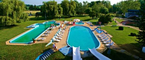 an overhead view of a swimming pool with lounge chairs and sidx sidx sidx at Viola vendégház in Csokonyavisonta