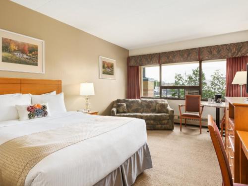 Postel nebo postele na pokoji v ubytování Travelodge by Wyndham Edmonton East