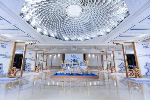 a room with a room with a cake on display at Zhejiang Xizi Hotel in Hangzhou