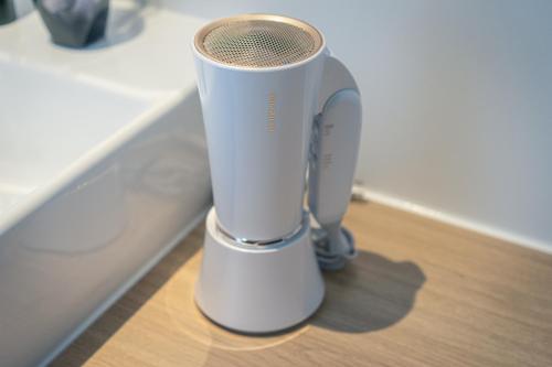 a white blender sitting on top of a wooden floor at hotel androoms Nagoya Fushimi in Nagoya