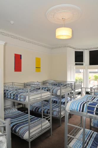 een groep stapelbedden in een kamer bij The Hostel in Edinburgh
