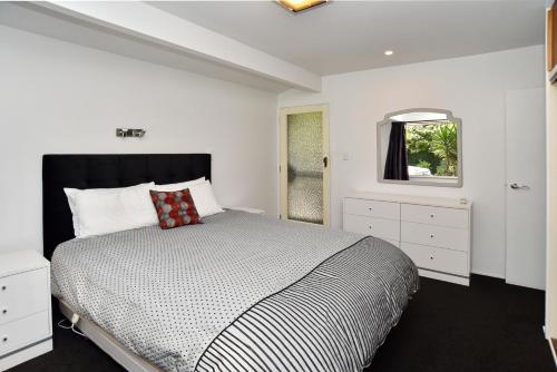 Katil atau katil-katil dalam bilik di Relaxed 3BR Hideaway - Outdoor Living & Pets - Christchurch Holiday Homes