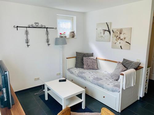 Dormitorio pequeño con cama y mesa en Wohlfühl-Apartment Bergwinkel, en Schlüchtern