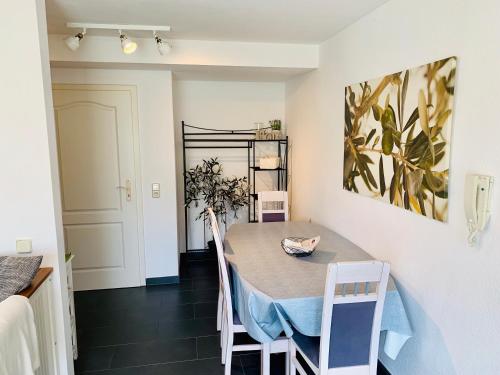- une salle à manger avec une table et des chaises dans l'établissement Wohlfühl-Apartment Bergwinkel, à Schlüchtern