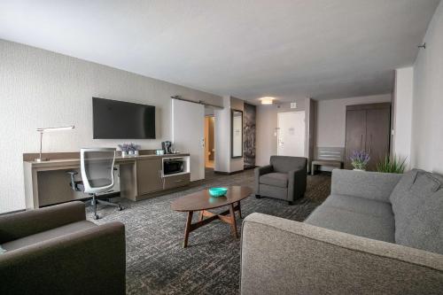 TV a/nebo společenská místnost v ubytování Best Western Plus Sparks-Reno Hotel