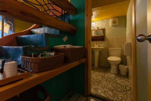 baño con aseo y cestas en un estante en 有客森林, en Luodong