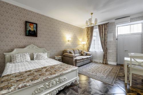 Кровать или кровати в номере Sweet Home near Svobody Avenue
