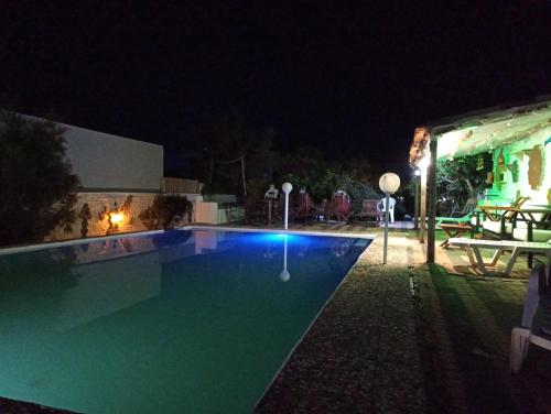 una piscina por la noche con una casa en Georgia Seaside Villa, en Hersonissos