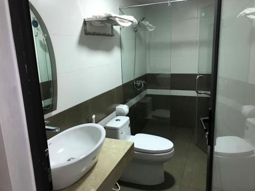a bathroom with a sink and a toilet and a shower at Ngoc Huyen Hotel in Tam Ðảo