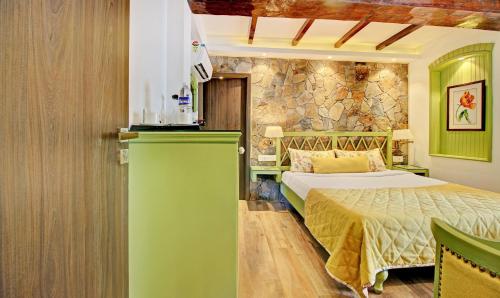 奈尼塔尔Hotel Lakeside Inn Nainital的一间带床和石墙的卧室