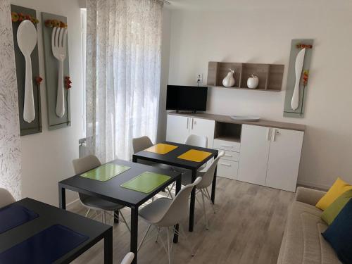 een woonkamer met een tafel en stoelen en een keuken bij Chalet Paganella in Lavis