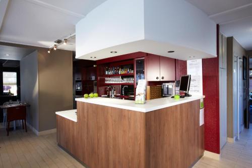 Una cocina o zona de cocina en Campanile Calais