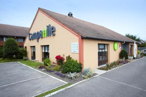 Un edificio con un cartel en el costado. en Campanile Calais, en Calais