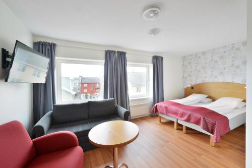 ein Hotelzimmer mit einem Bett und einem Sofa in der Unterkunft Comfort Hotel Fosna in Kristiansund