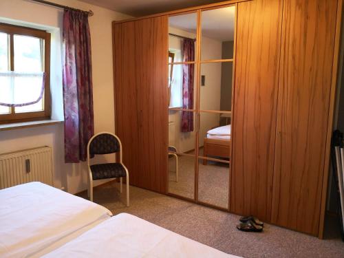 En eller flere senge i et værelse på Ferienwohnung Mühlbachblick