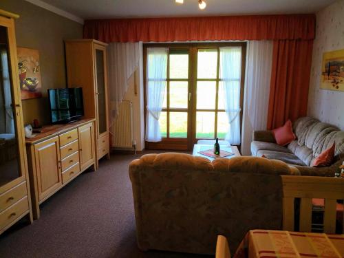 Et tv og/eller underholdning på Ferienwohnung Mühlbachblick