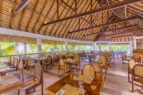 Restoran atau tempat lain untuk makan di Casuarina Resort and Spa