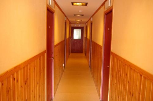 an empty hallway with a door and a hallwayngth at Halens Camping och Stugby in Olofström