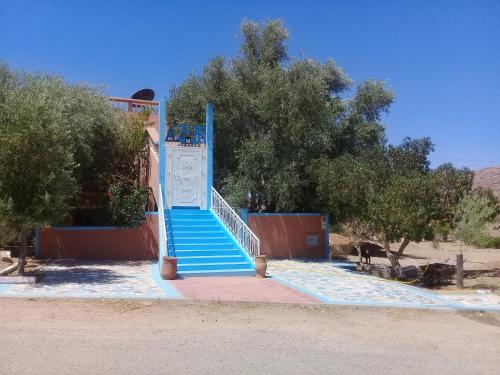 un escalier bleu avec une personne en haut dans l'établissement Azur Tafraout, à Tafraout