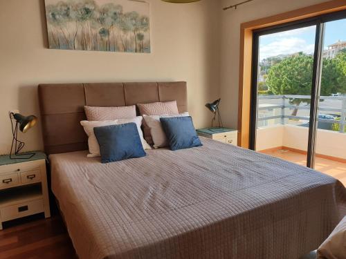 En eller flere senge i et værelse på Albufeira Oura Beach V4 Villa Marisa with private Pool