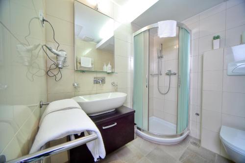 y baño con lavabo, aseo y ducha. en Apartma Anka ***, en Kranjska Gora