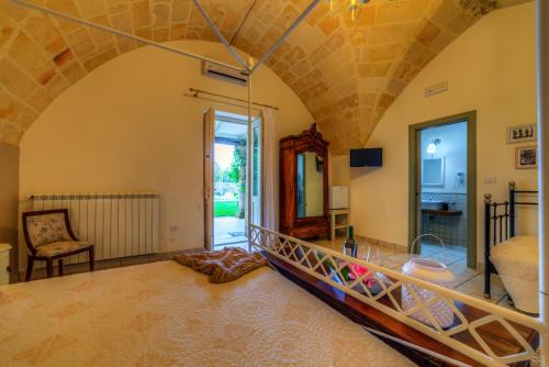 Habitación grande con un arco en una casa en Masseria Sorani, en Manduria