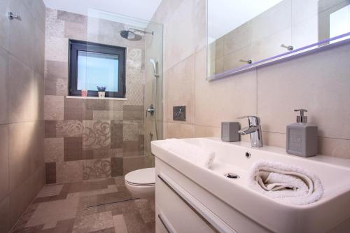 Kúpeľňa v ubytovaní Villa Nano, 4 bedrooms, jacuzzi, heated pool, sea views, pebble beach 850m