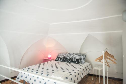 a small bedroom with a bed with a geometric headboard at Belmar in Gaeta