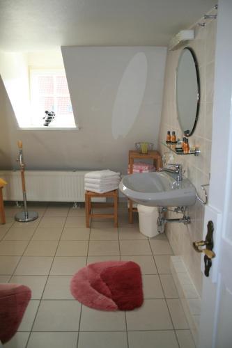 a bathroom with a sink and a mirror at Fachwerkferienhaus Helmbrecht in Goslar