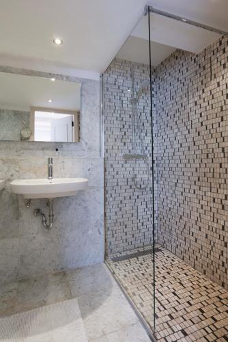 a bathroom with a shower and a sink and a shower at EMPIRIC Keizersgracht in Amsterdam