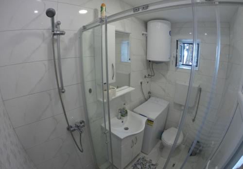 Kamar mandi di Vuksanovic Apartment