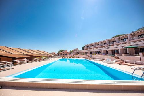 The swimming pool at or close to Kelly Apartments Cefalù