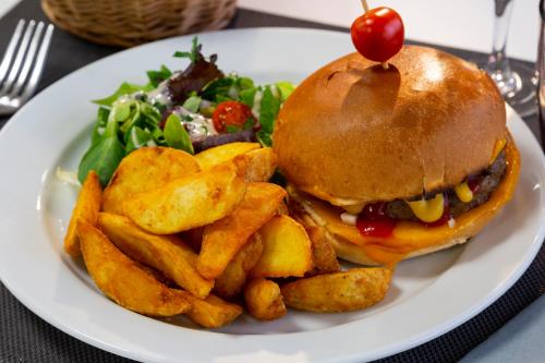Makanan di atau berdekatan hotel
