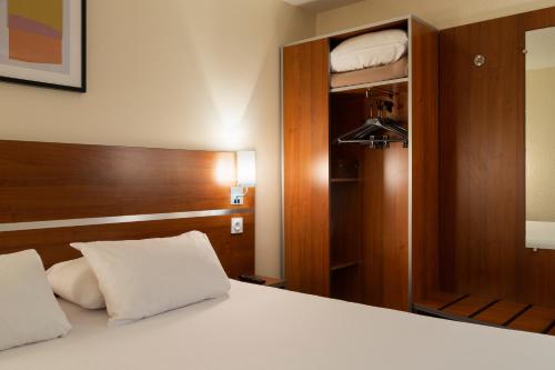 Katil atau katil-katil dalam bilik di Comfort Hotel Aeroport Lyon St Exupery