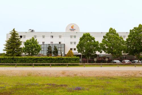 Taman di luar Comfort Hotel Aeroport Lyon St Exupery