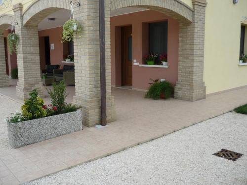 a building with a courtyard with plants and flowers at Agriturismo Ai Laghi in Pocenia
