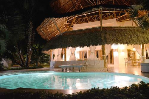 Der Swimmingpool an oder in der Nähe von The Lawford Hotel
