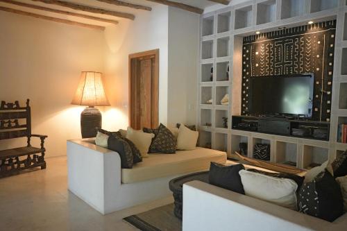 ein Wohnzimmer mit Couch und Fernseher in der Unterkunft The Lawford Hotel in Malindi