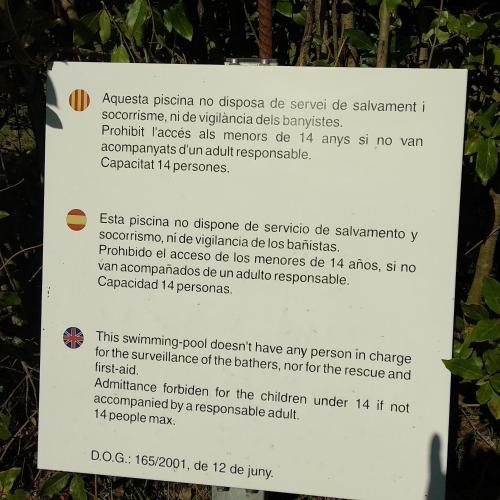 a sign on the side of a tree at Mas Ca La Coixa in Tortellá