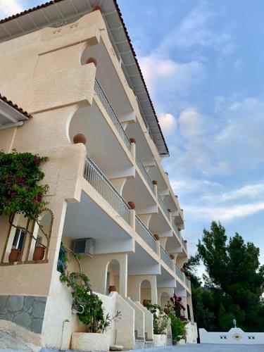 Το κτήριο όπου στεγάζεται  το ξενοδοχείο διαμερισμάτων