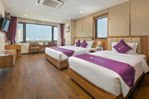 Postel nebo postele na pokoji v ubytování Lavender Riverside Hotel