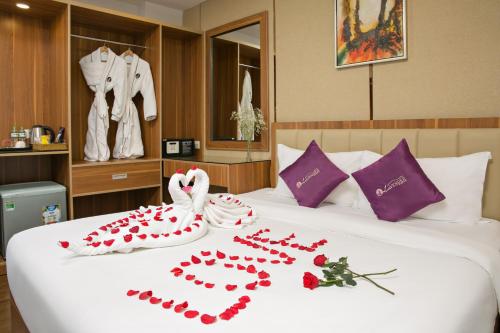 Postel nebo postele na pokoji v ubytování Lavender Riverside Hotel